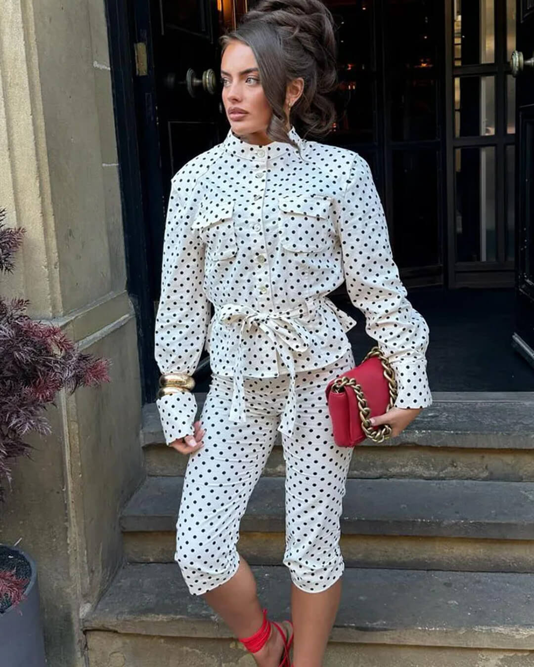Completo di pantaloni Jia a pois e vita alta
