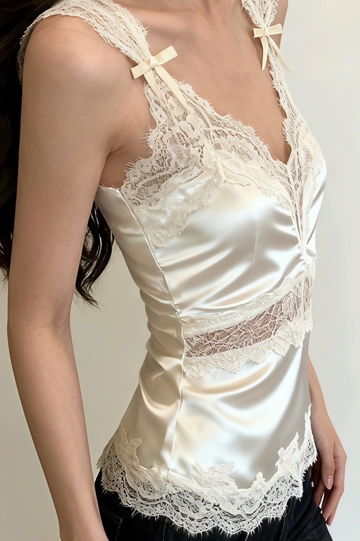 Camicia in raso e pizzo Julianne, senza maniche e con scollo a V