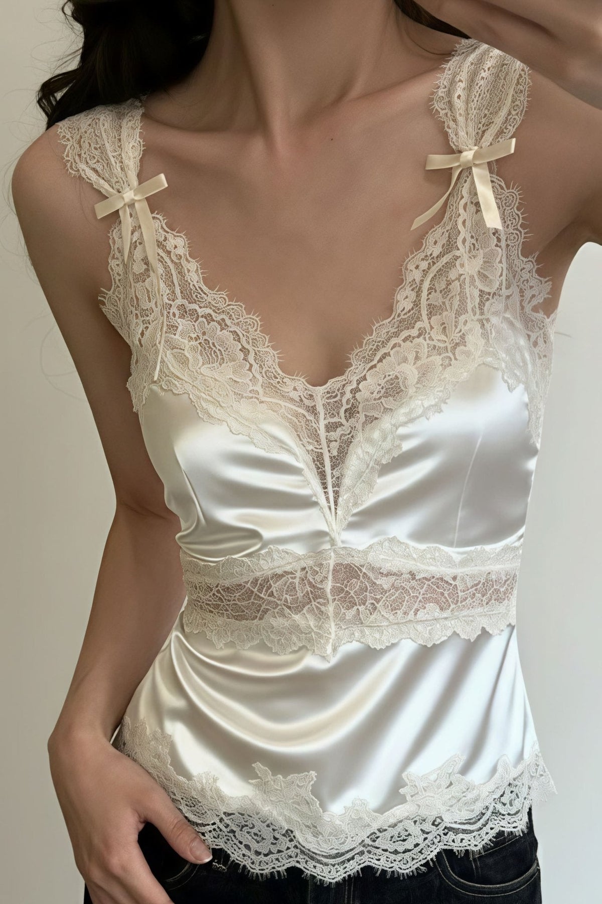 Camicia in raso e pizzo Julianne, senza maniche e con scollo a V
