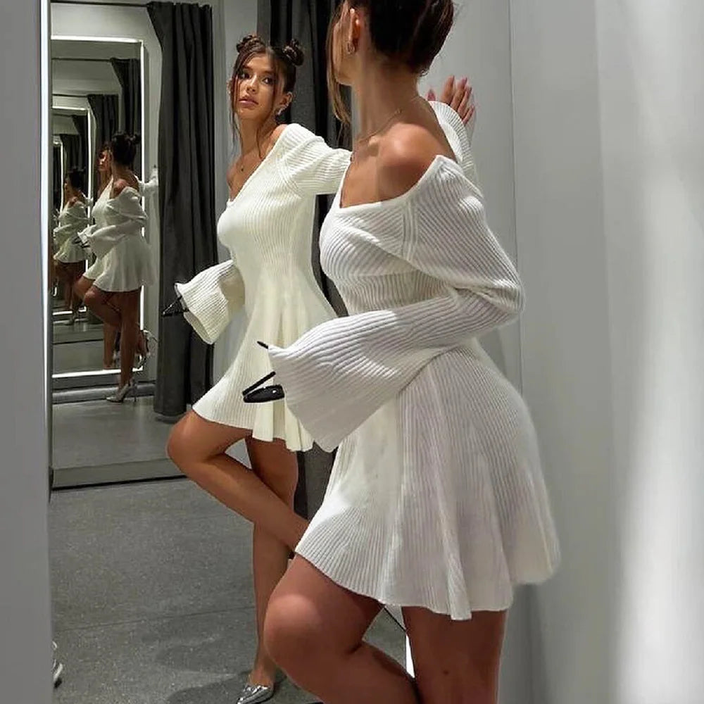 Miniabito in maglia con scollo a V e spalle scoperte