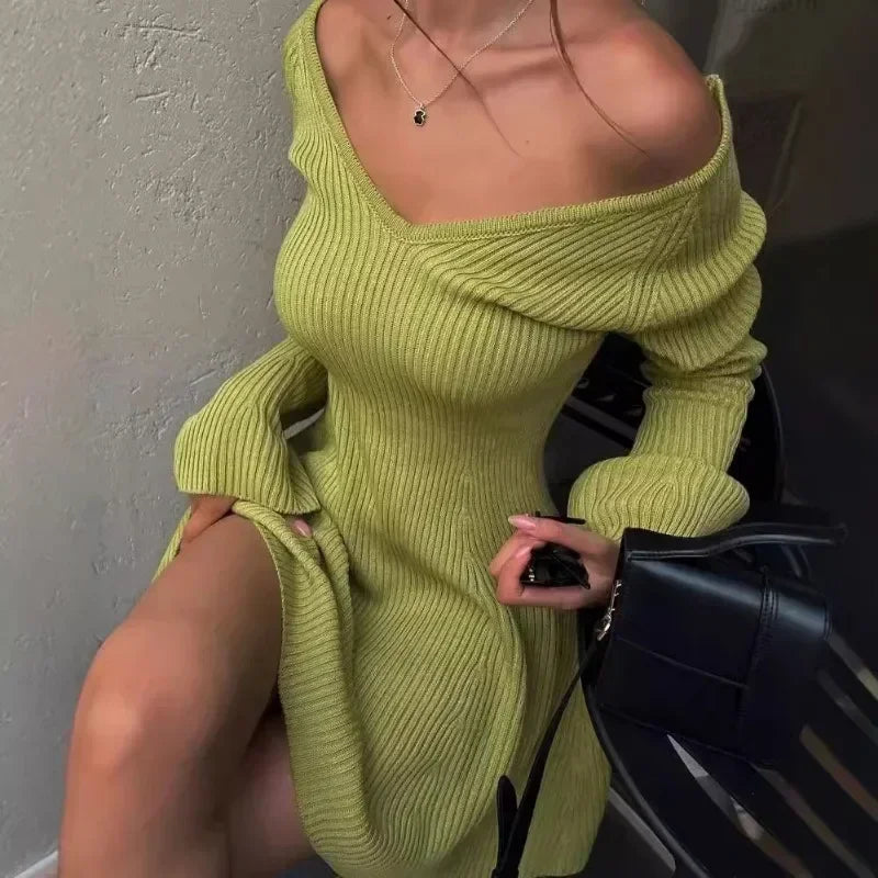 Miniabito in maglia con scollo a V e spalle scoperte