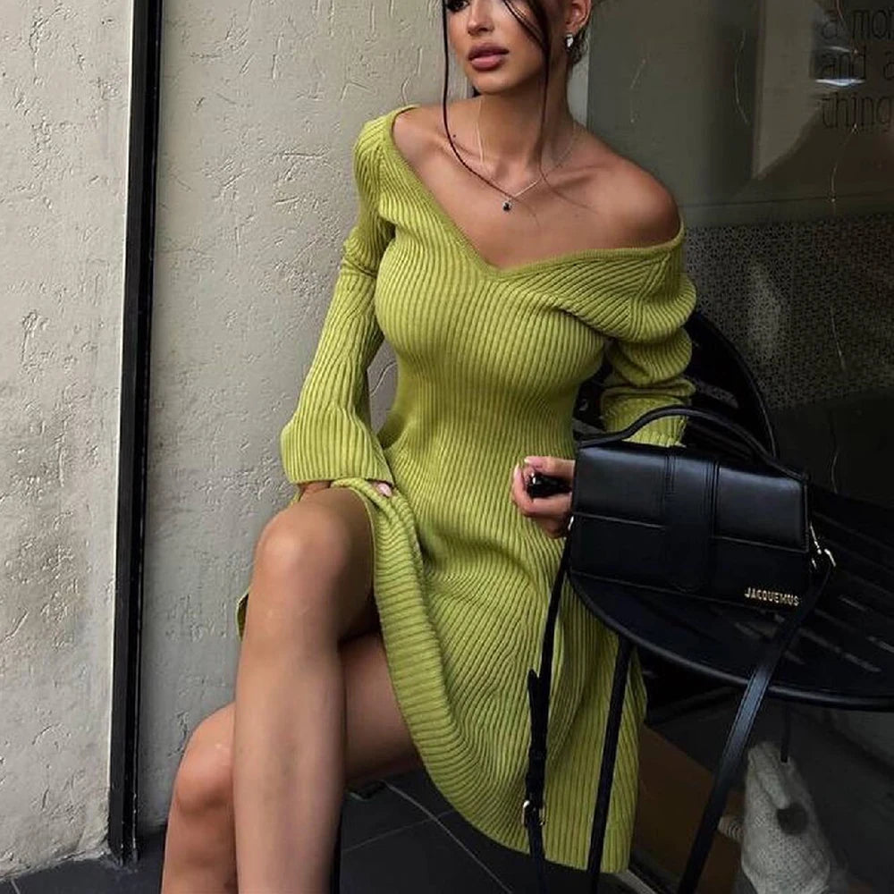 Miniabito in maglia con scollo a V e spalle scoperte