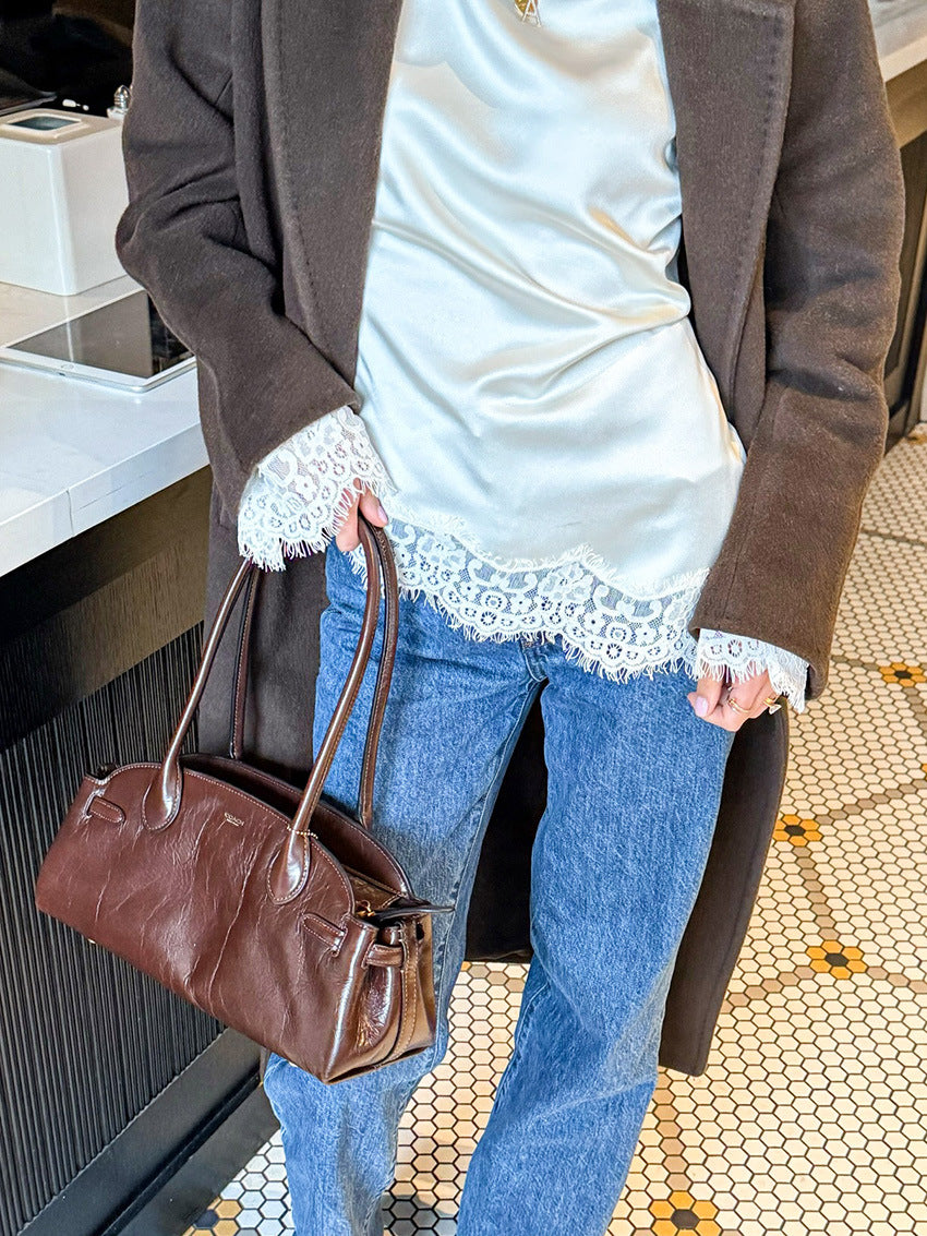 Top satinato con bordi in pizzo Bettina