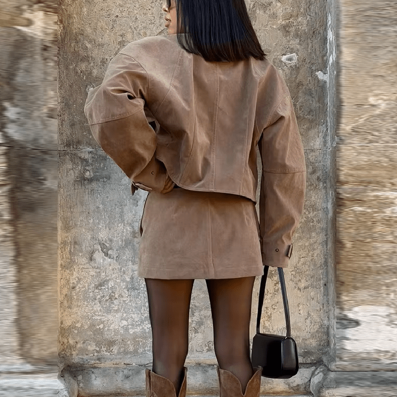 Completo Lara con cappotto corto in suede e minigonna