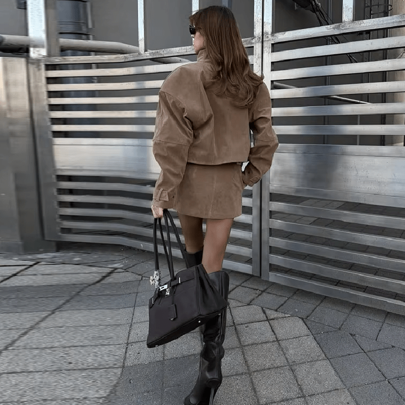 Completo Lara con cappotto corto in suede e minigonna