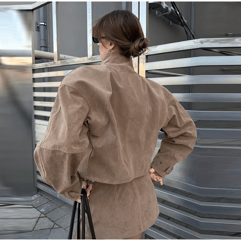 Completo Lara con cappotto corto in suede e minigonna