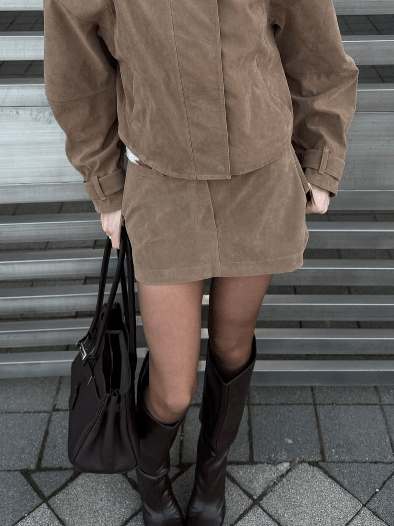 Completo Lara con cappotto corto in suede e minigonna