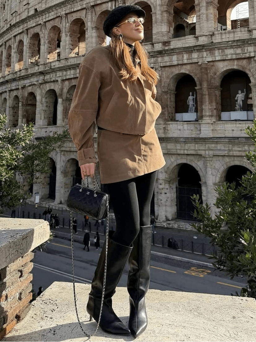 Completo Lara con cappotto corto in suede e minigonna