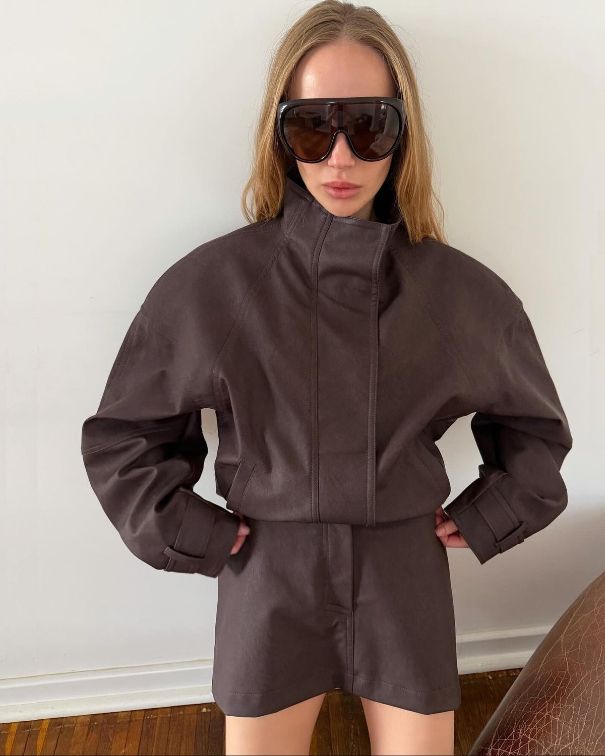 Completo Lara con cappotto corto in suede e minigonna