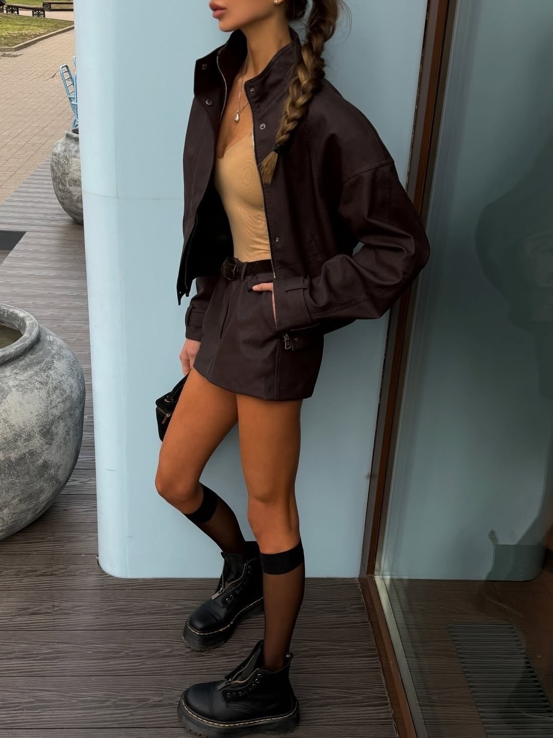 Completo Lara con cappotto corto in suede e minigonna
