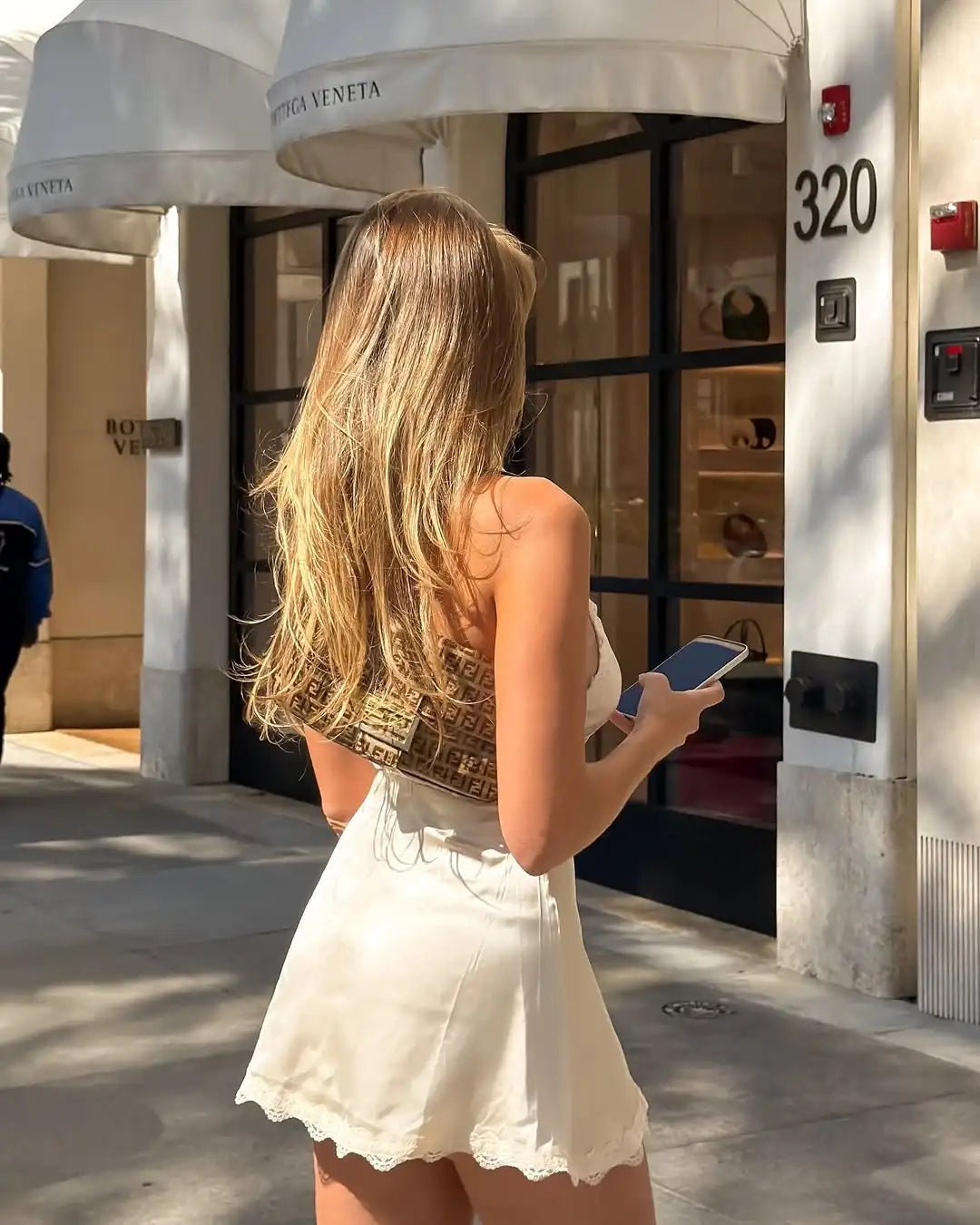 Miniabito aderente in pizzo Layla con scollo all'americana