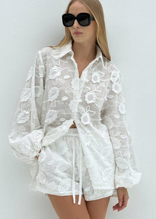 Completo Lily con camicia trasparente ricamata e shorts a vita alta