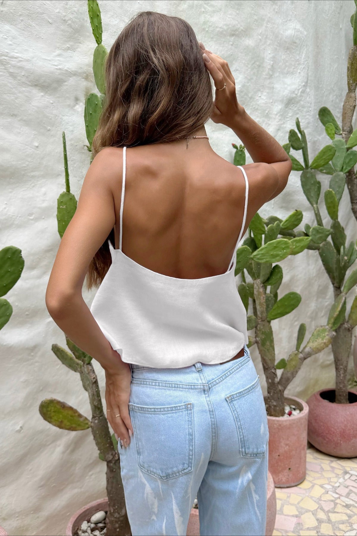 Crop top morbido con cut-out e spalline