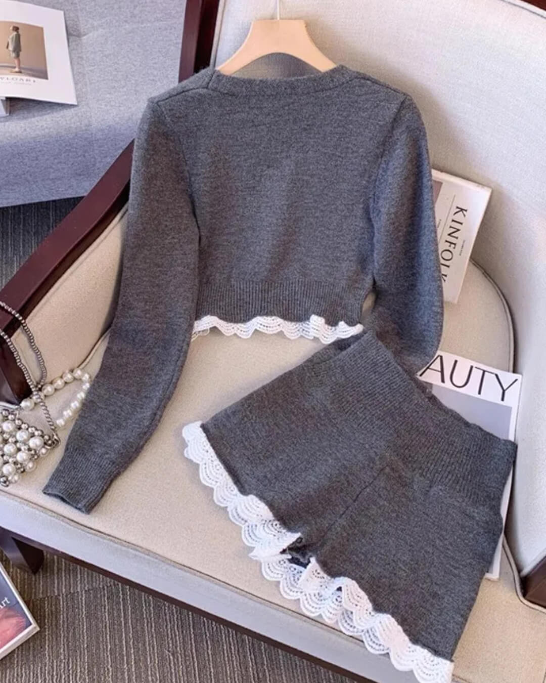 Completo corto con cardigan bordato in pizzo Lucy