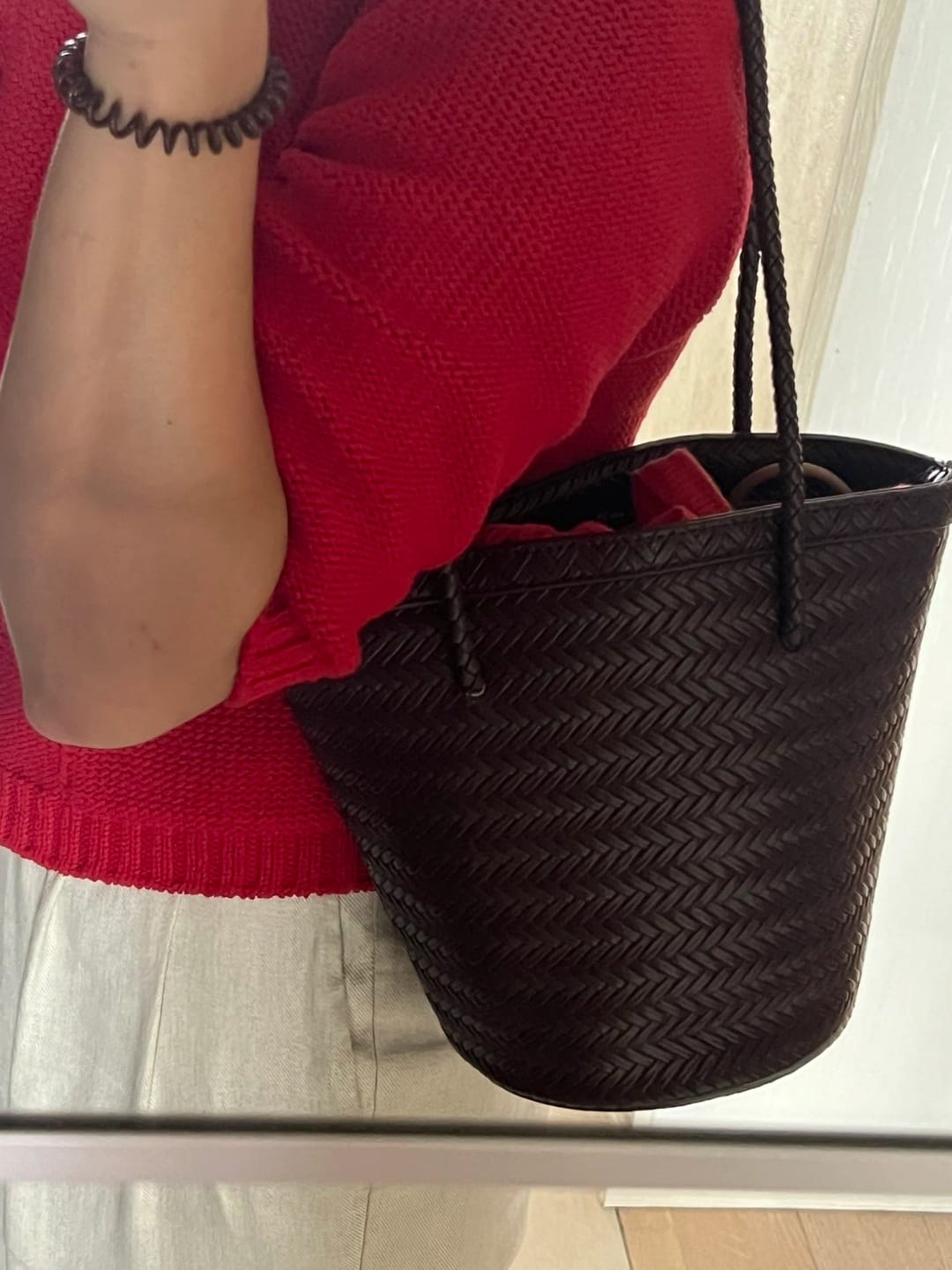 Borsa a secchiello intrecciata Meryl con pochette