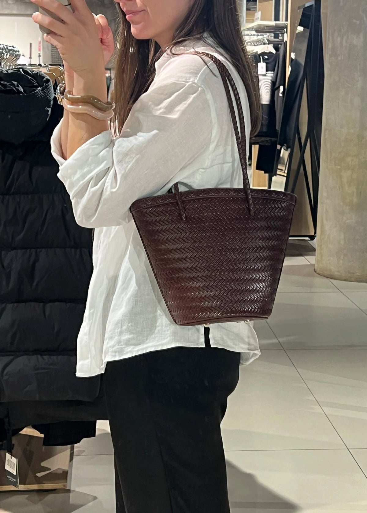 Borsa a secchiello intrecciata Meryl con pochette