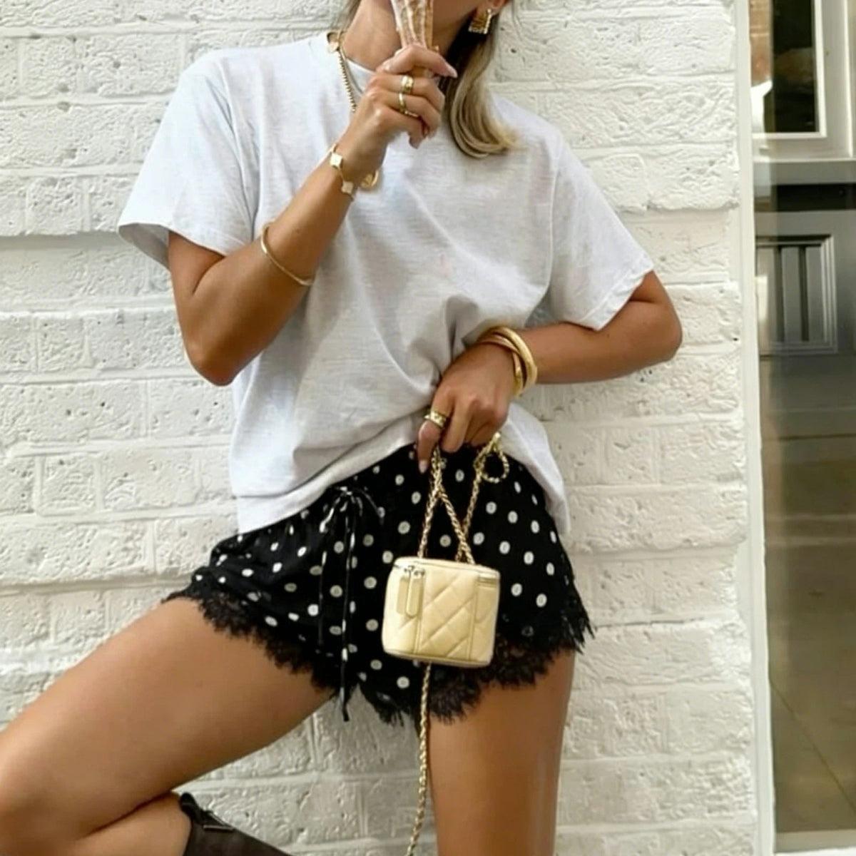 Pantaloncini corti in raso nero a pois Paula