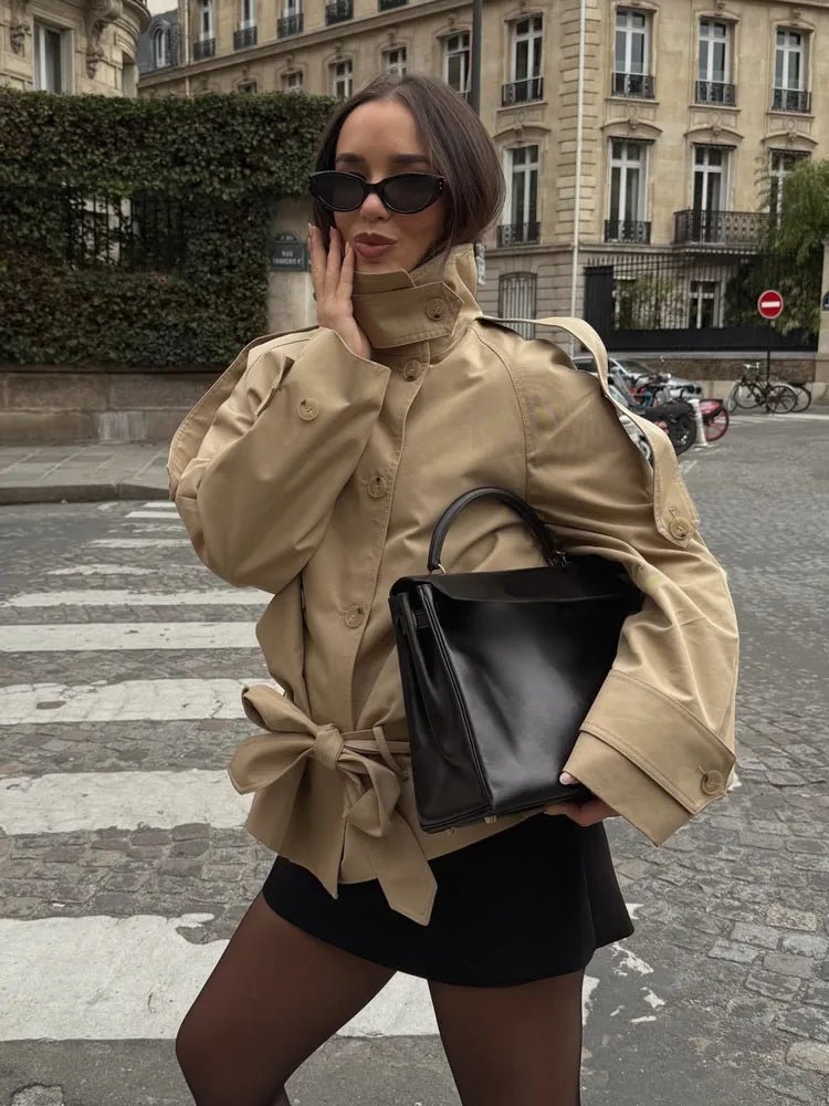 Cappotto Portia con collo alto e lacci