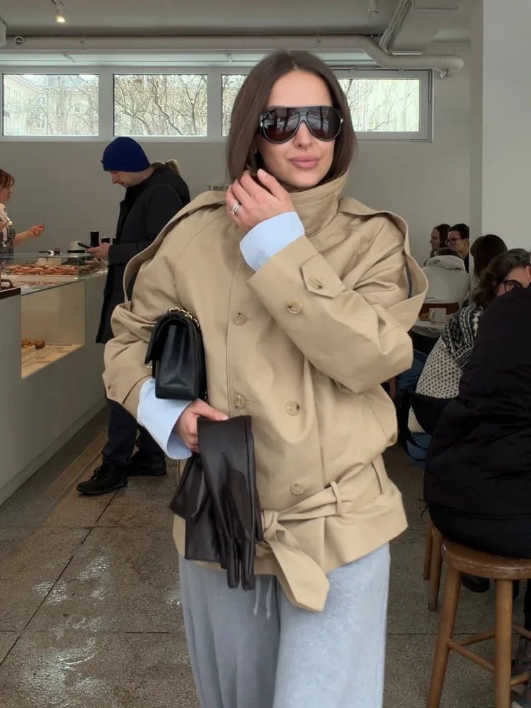 Cappotto Portia con collo alto e lacci