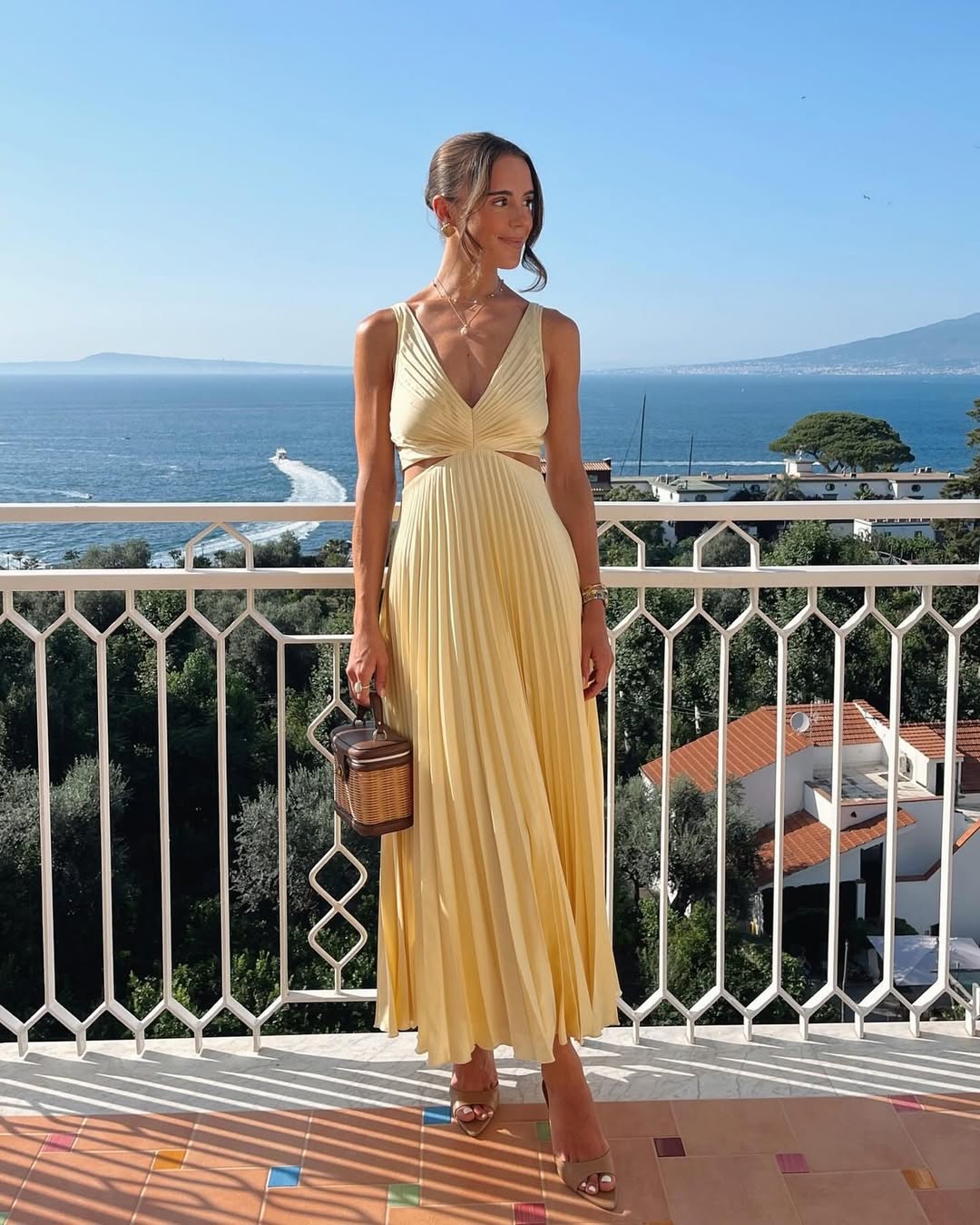 Abito lungo smanicato con cut-out e scollo a V Rona