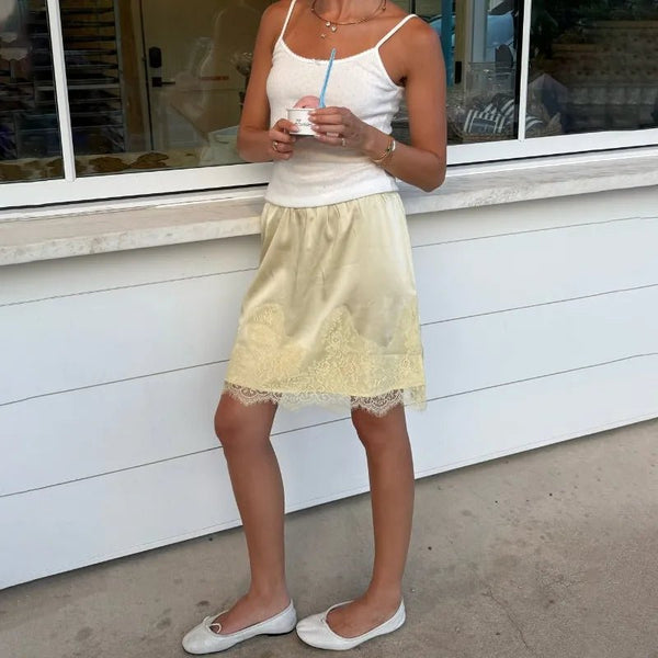 Minigonna Saskia in raso con inserti patchwork in pizzo