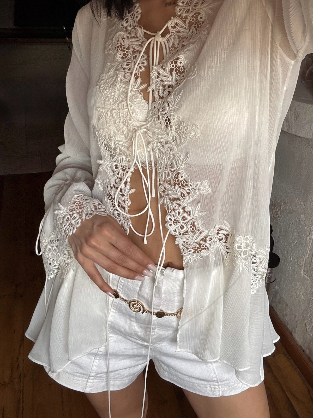 Top in pizzo con applicazioni e laccio frontale Simone