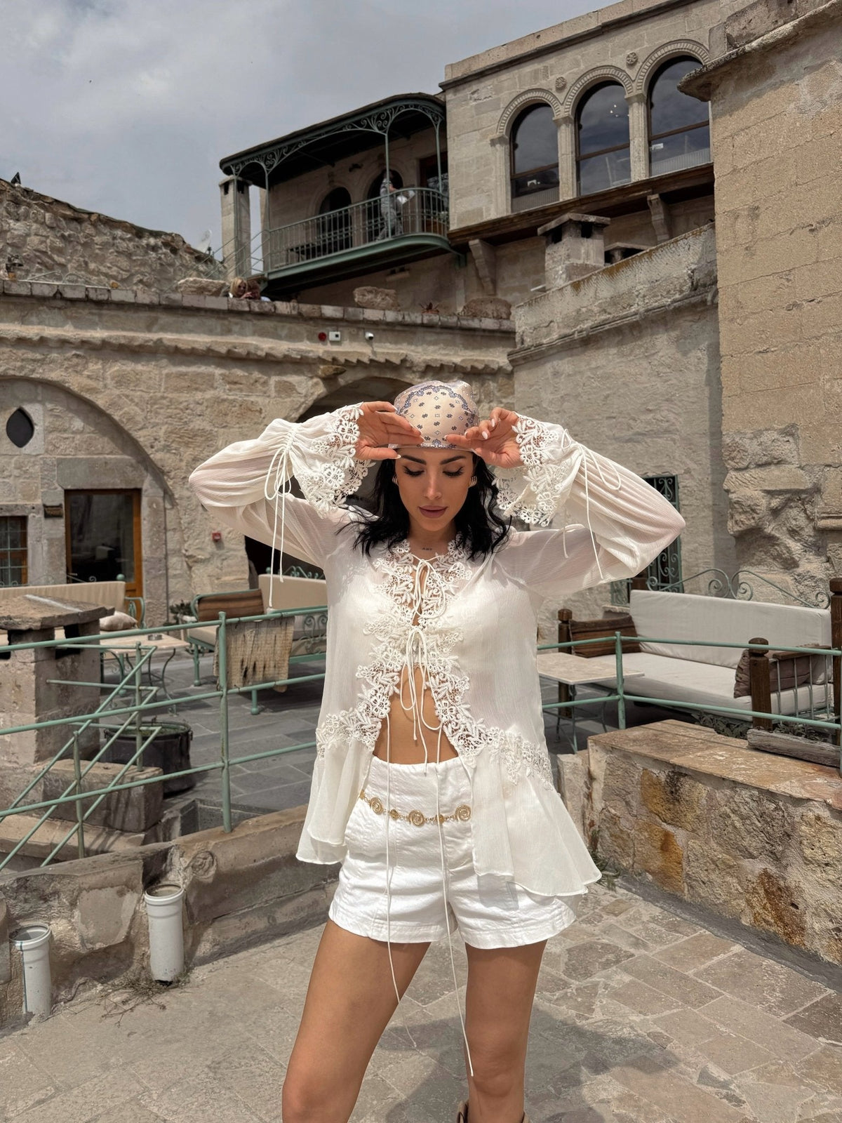 Top in pizzo con applicazioni e laccio frontale Simone