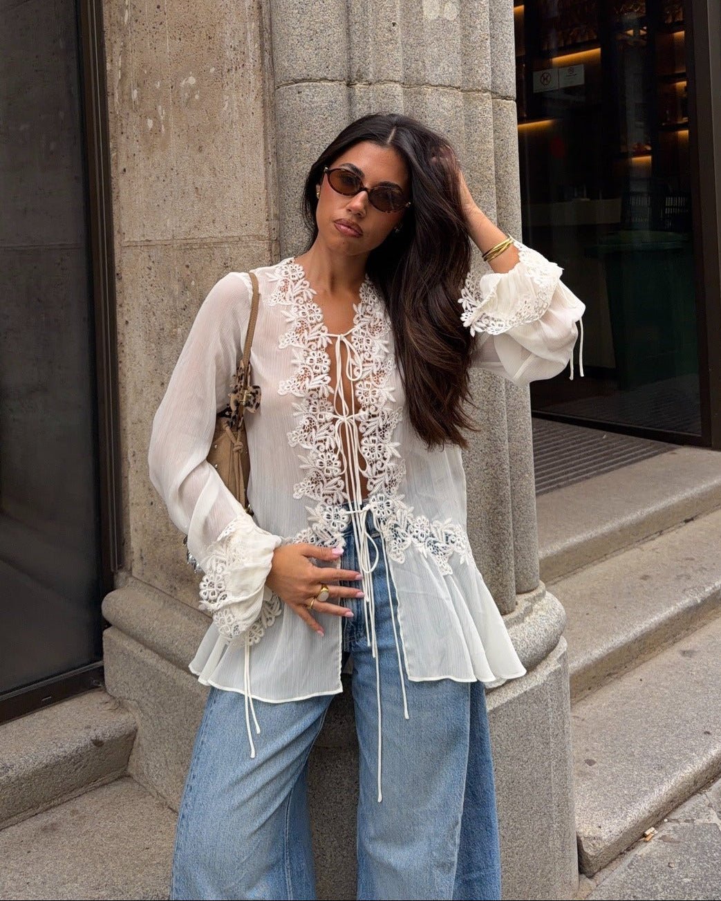 Top in pizzo con applicazioni e laccio frontale Simone