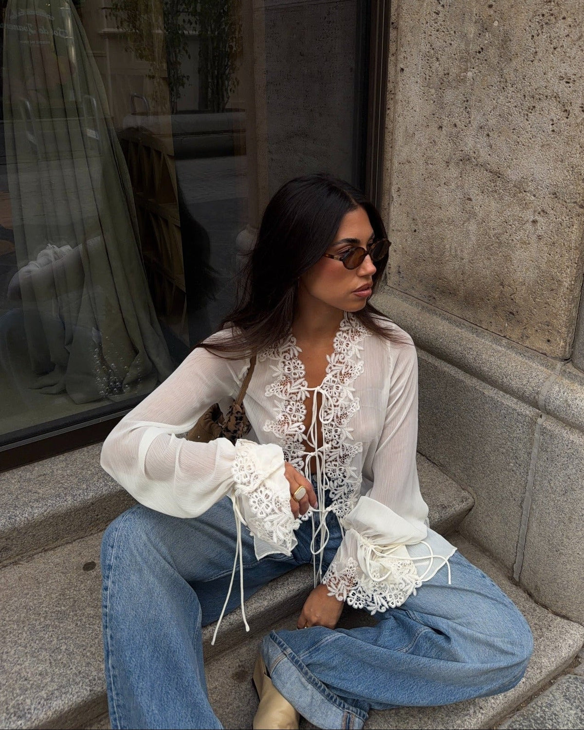 Top in pizzo con applicazioni e laccio frontale Simone