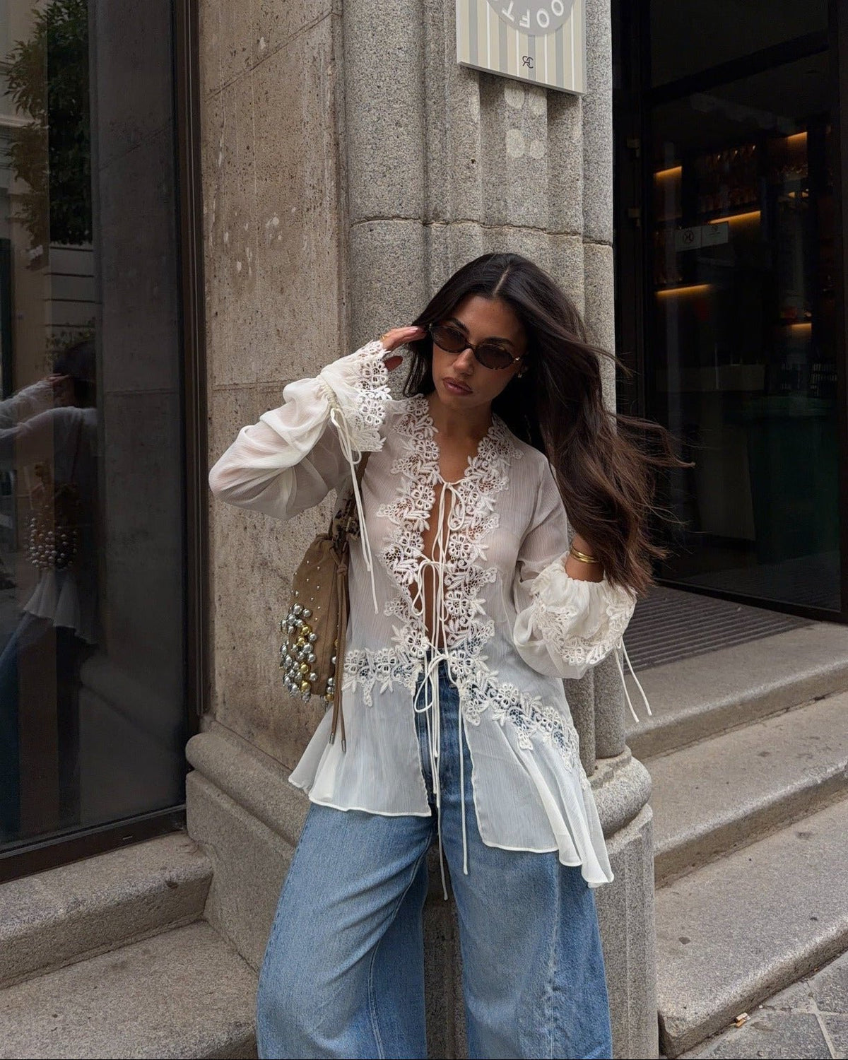 Top in pizzo con applicazioni e laccio frontale Simone