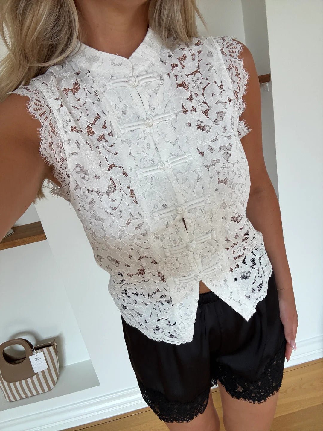 Top Sonia senza maniche in pizzo con collo alla coreana