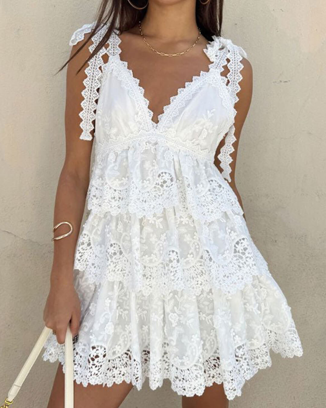 Miniabito Sophia in pizzo a strati con scollo a V
