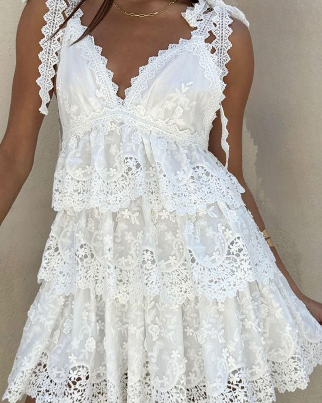 Miniabito Sophia in pizzo a strati con scollo a V