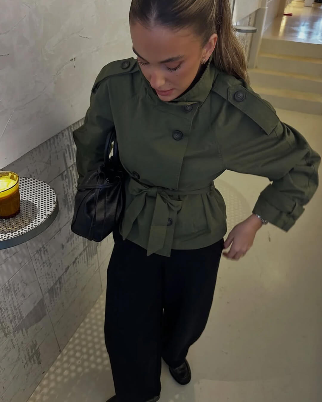 Trench corto con cintura Thea