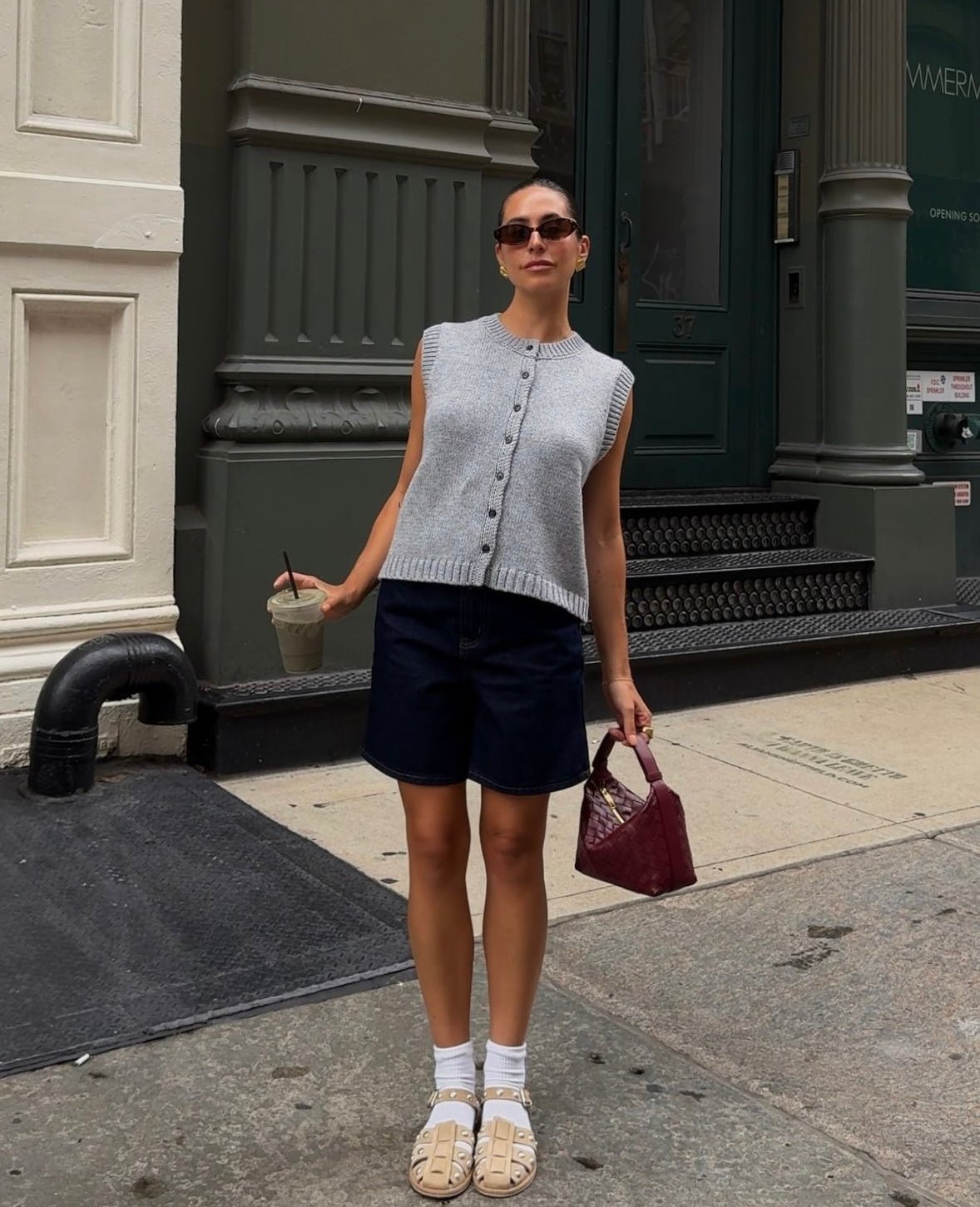 Cardigan smanicato in maglia Tori con bottoni sul davanti