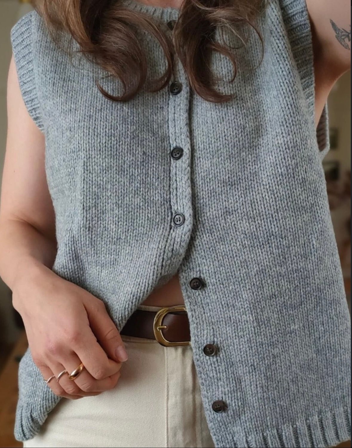 Cardigan smanicato in maglia Tori con bottoni sul davanti