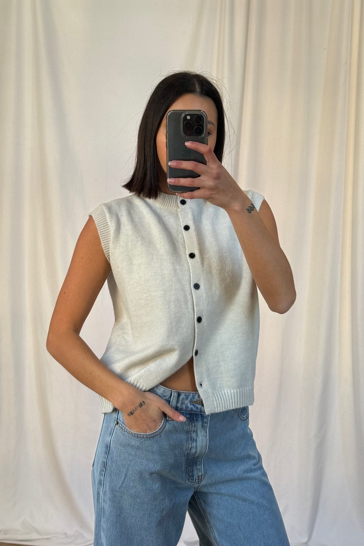 Cardigan smanicato in maglia Tori con bottoni sul davanti