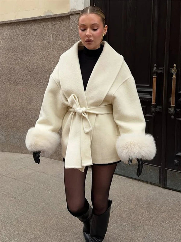 Cappotto avvolgente in lana con polsini in pelliccia di volpe