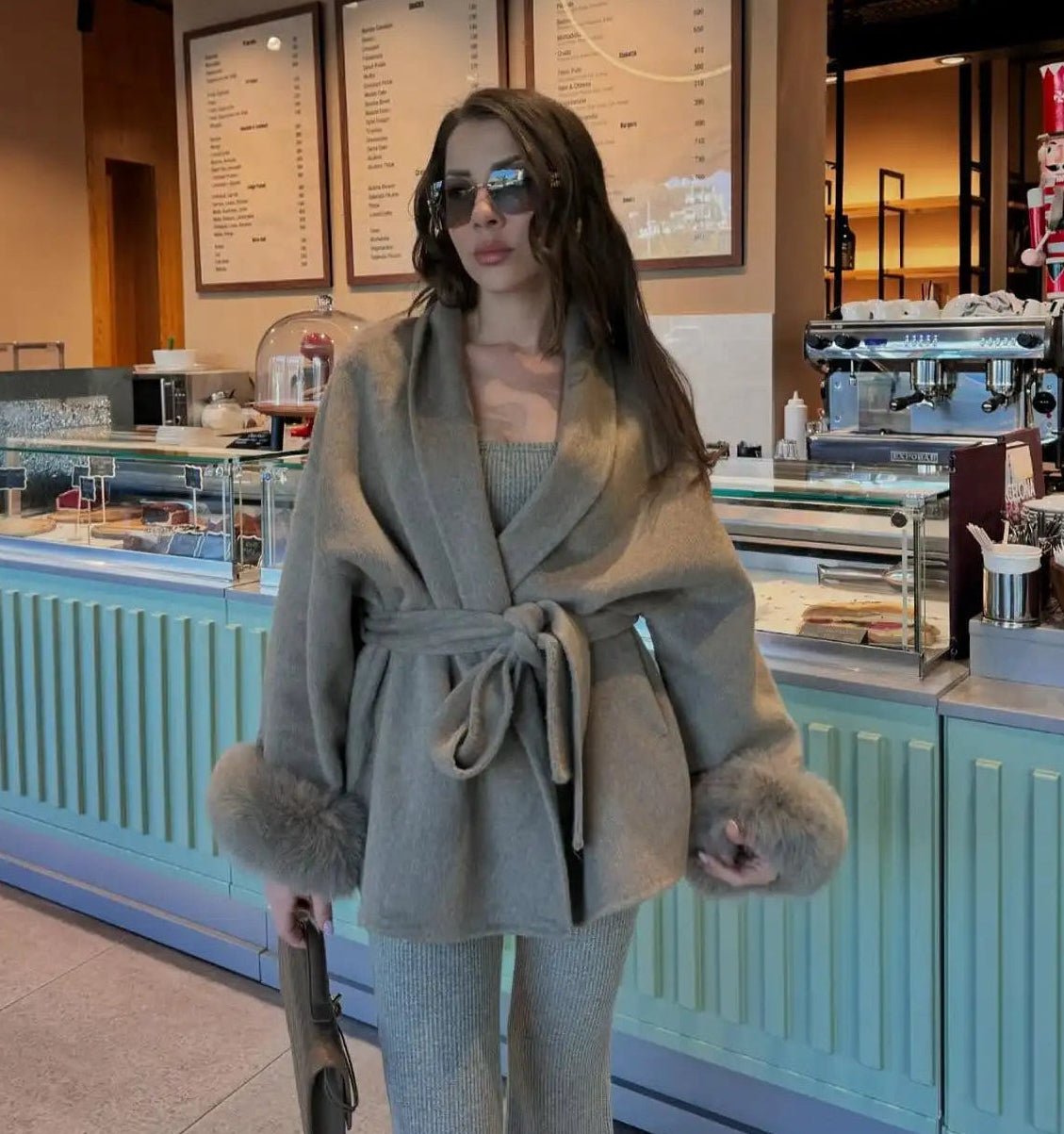 Cappotto avvolgente in lana con polsini in pelliccia di volpe