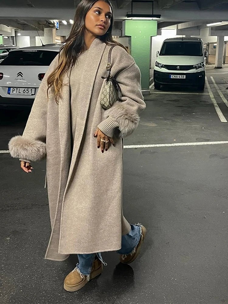 Cappotto avvolgente in lana con polsini in pelliccia di volpe