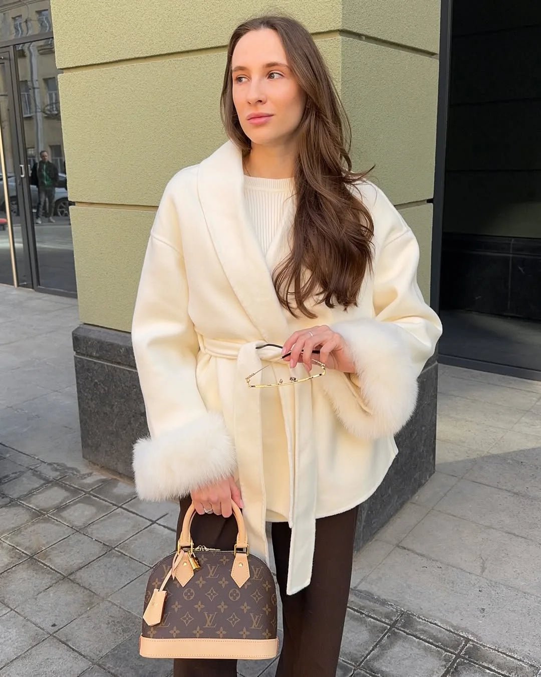 Cappotto avvolgente in lana con polsini in pelliccia di volpe