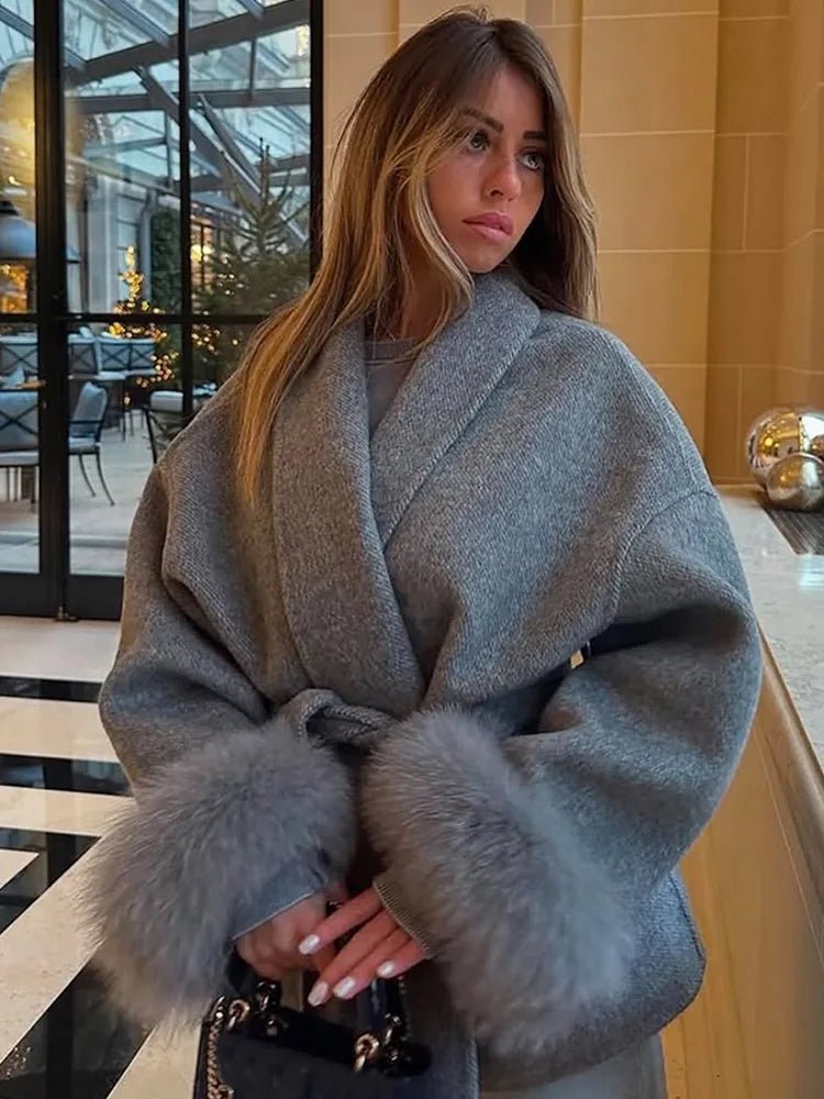 Cappotto avvolgente in lana con polsini in pelliccia di volpe