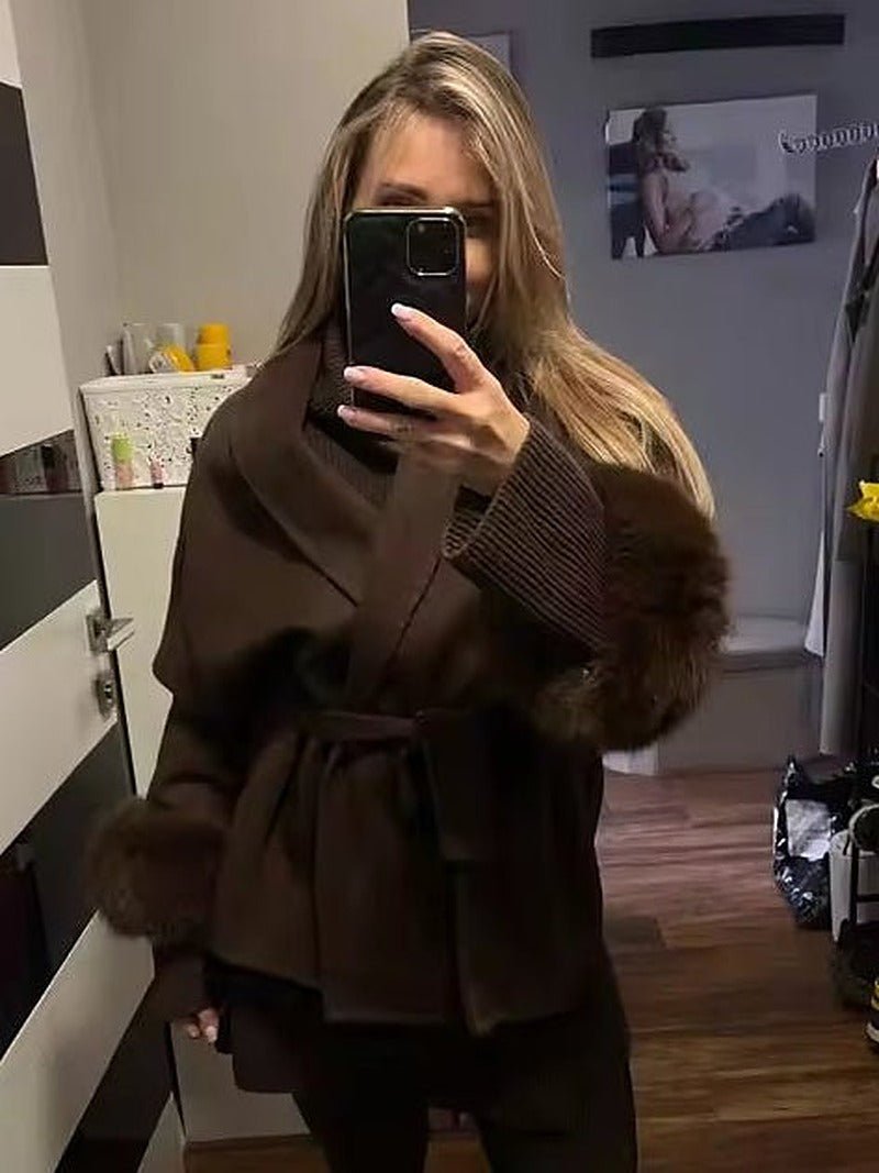 Cappotto avvolgente in lana con polsini in pelliccia di volpe