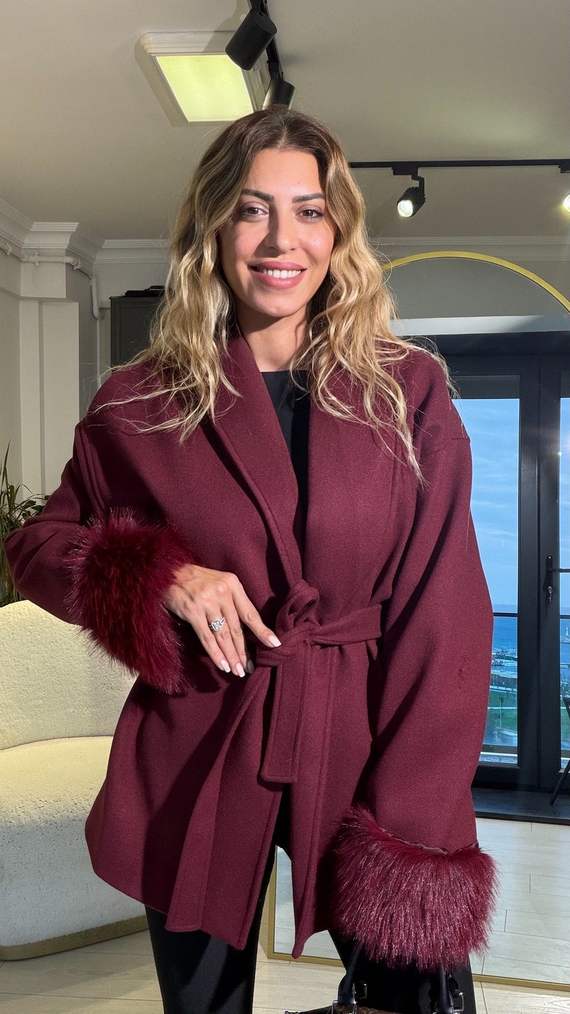 Cappotto avvolgente in lana con polsini in pelliccia di volpe