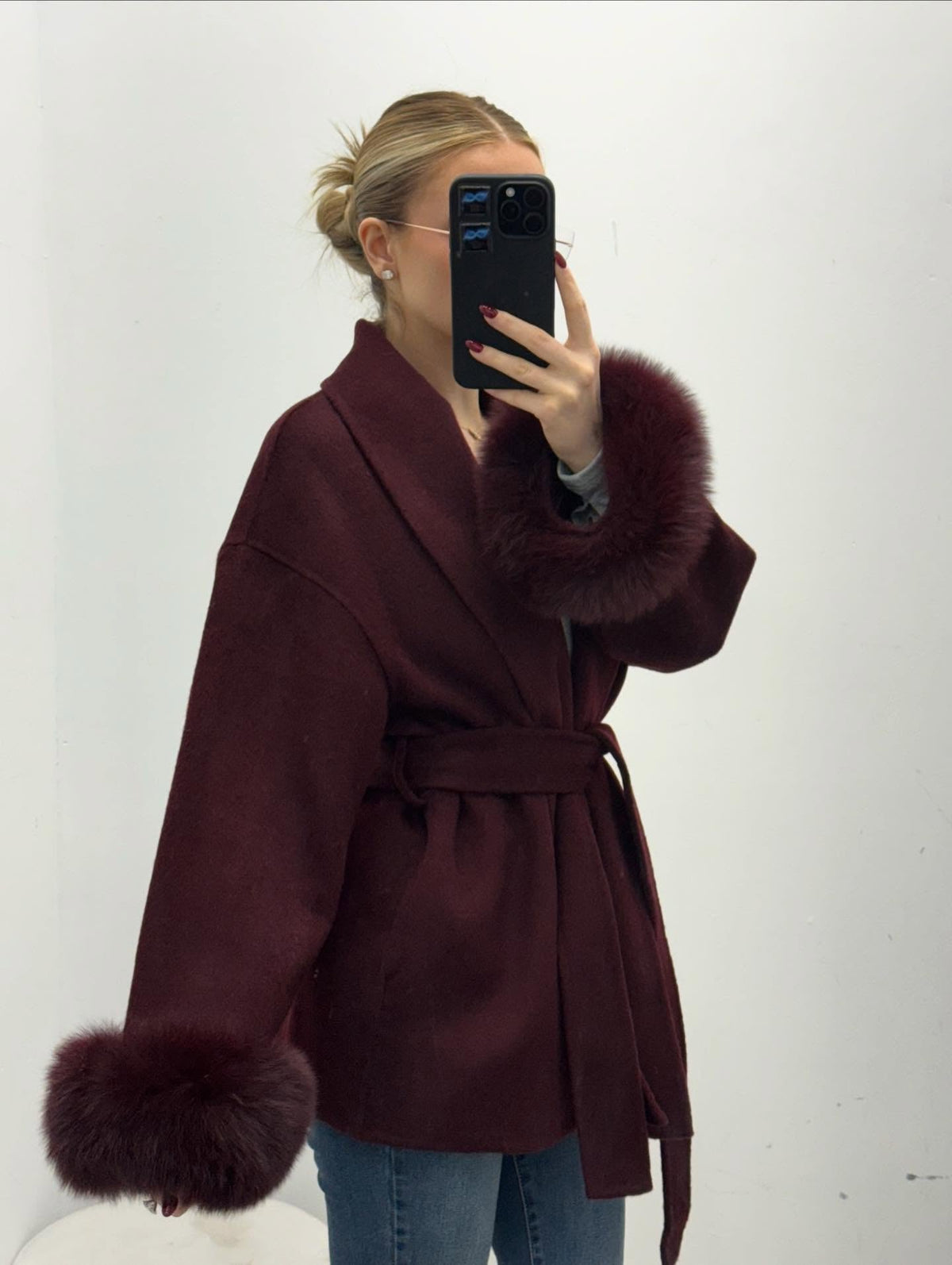 Cappotto avvolgente in lana con polsini in pelliccia di volpe