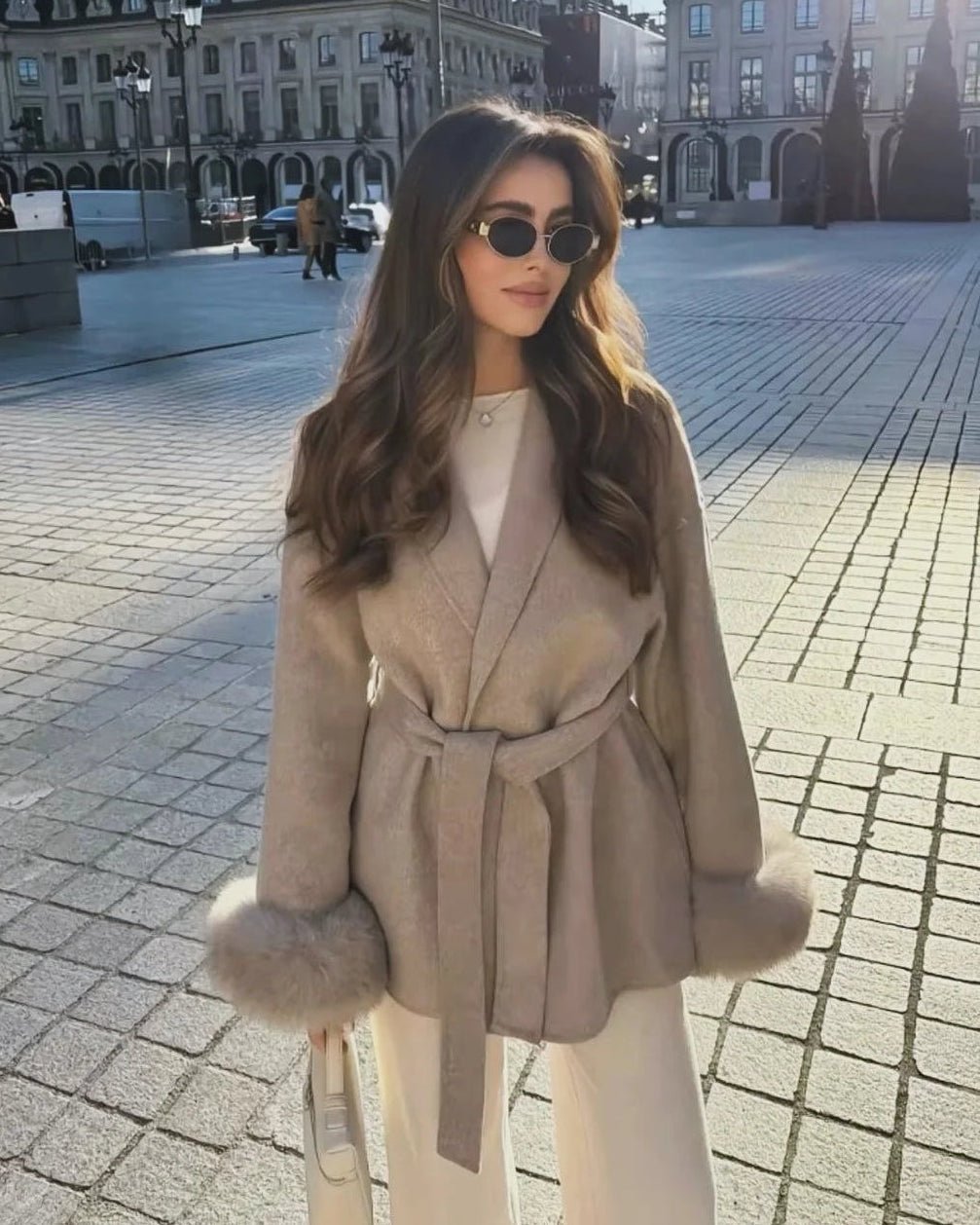 Cappotto avvolgente in lana con polsini in pelliccia di volpe