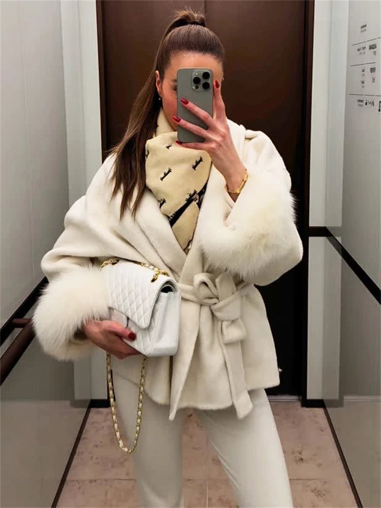 Cappotto avvolgente in lana con polsini in pelliccia di volpe