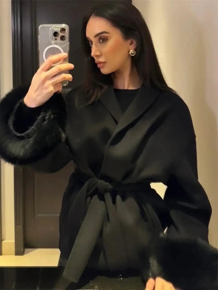 Cappotto avvolgente in lana con polsini in pelliccia di volpe