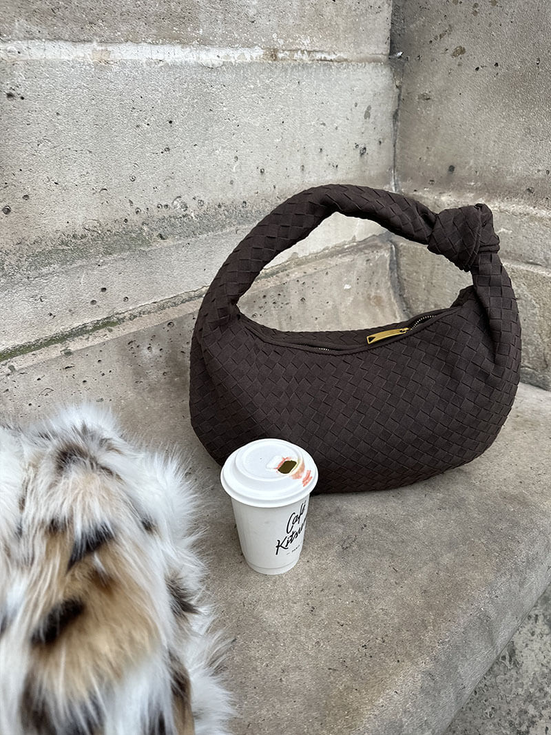 Borsa intrecciata media in camoscio