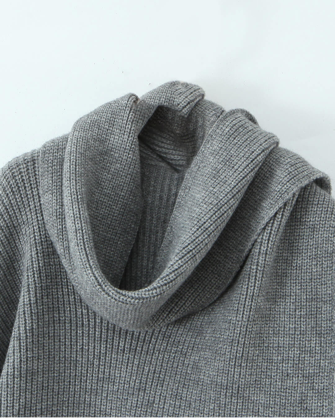 Pullover Xia in maglia morbida con sciarpa